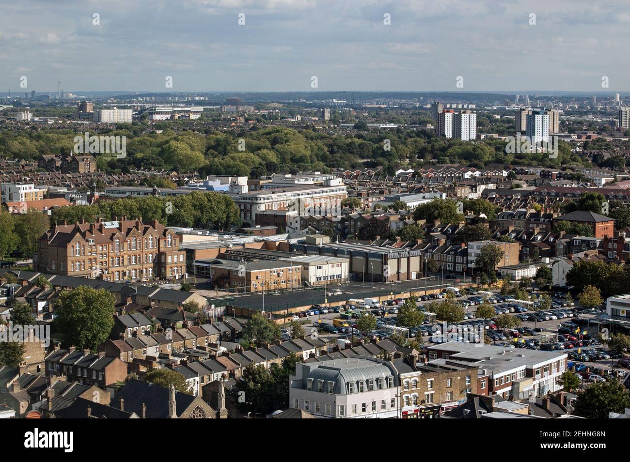 Vista da un alto edificio che guarda a sud attraverso Stratford nel quartiere londinese di Newham con il campus dell'Università di East London nel mezzo. Foto Stock