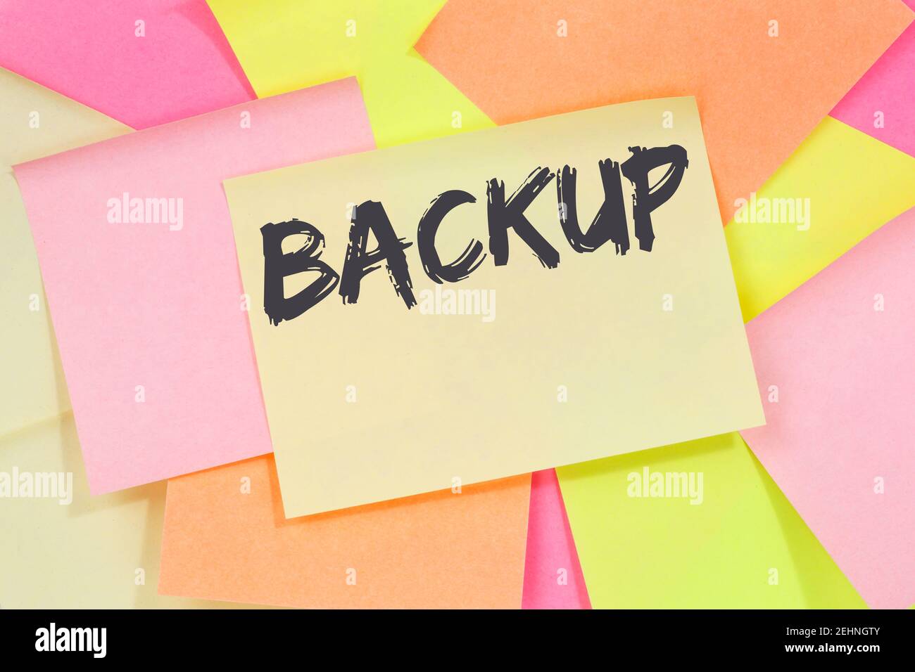 Backup salvare i dati su un noteaper cartaceo con note sulla tecnologia del computer Foto Stock