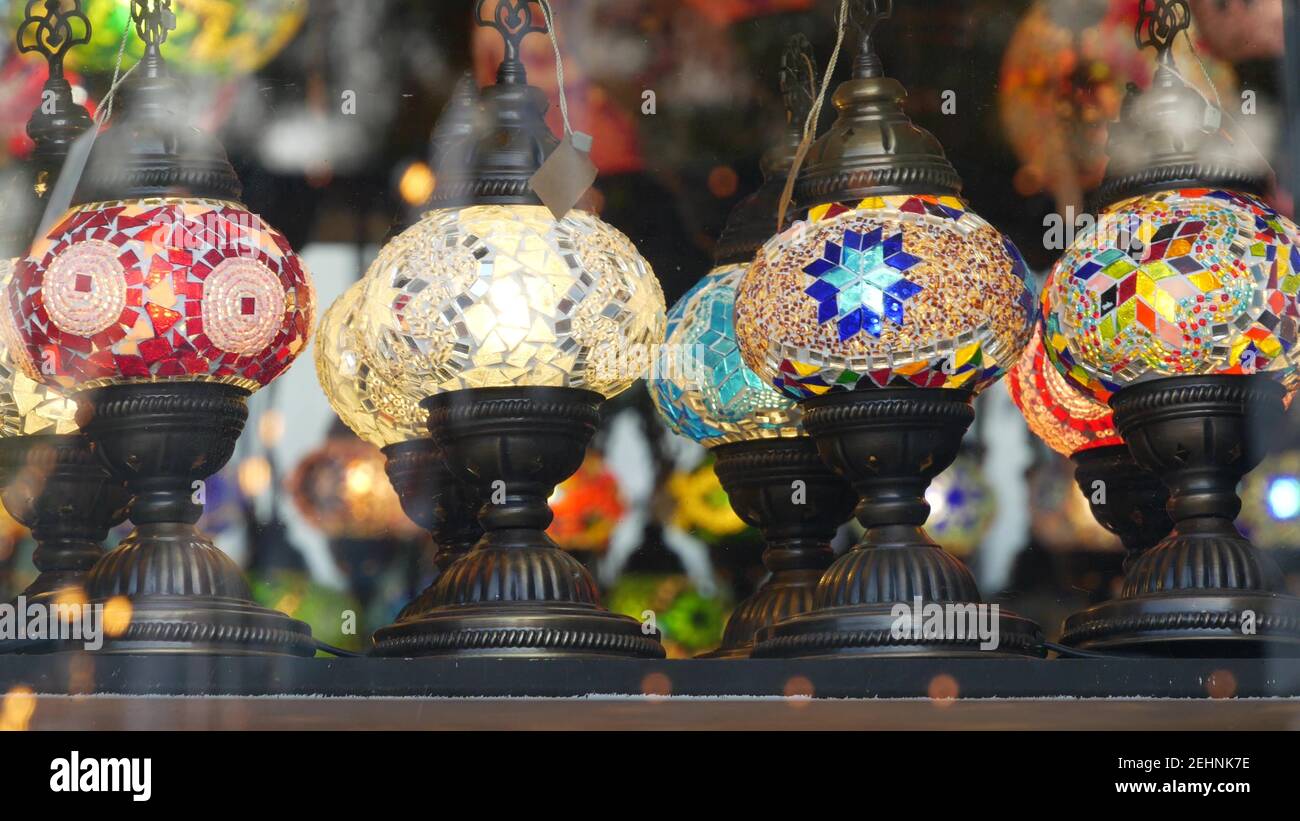 Lampade turche colorate dal mosaico di vetro incandescente. Luci arabe  multicolore in stile retrò autentico. Molte lanterne artigianali marocchine  illuminate. Orienta Foto stock - Alamy