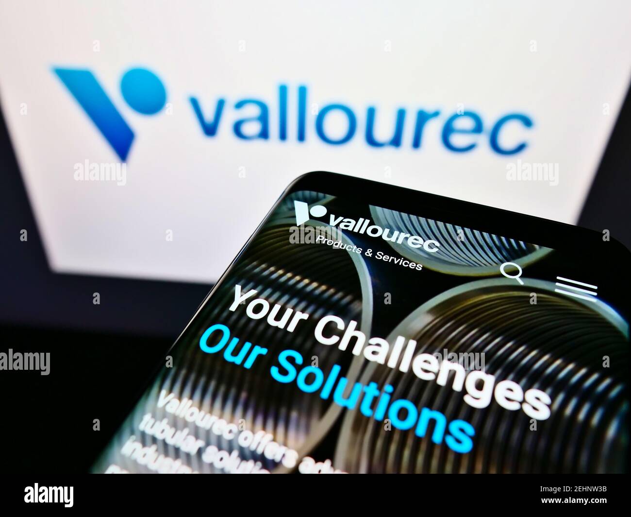 Telefono cellulare con web page aziendale del produttore francese di tubi d'acciaio Vallourec S.A. sullo schermo davanti al logo. Mettere a fuoco sulla parte superiore sinistra del display del telefono. Foto Stock