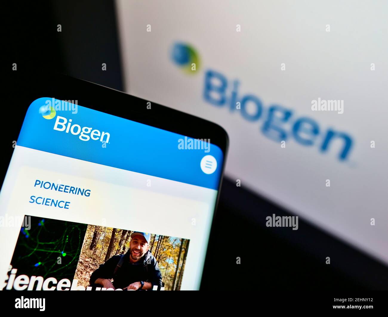 Telefono cellulare con pagina web della società americana Biogen Inc. Biotecnologia su schermo davanti al logo aziendale. Mettere a fuoco in alto a sinistra del display del telefono. Foto Stock