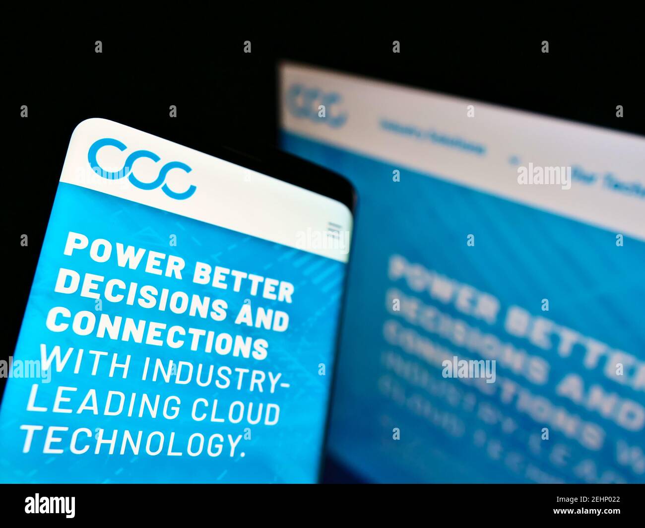 Telefono cellulare con pagina web e logo della società americana di software CCC Information Services Inc. Su schermo. Mettere a fuoco in alto a sinistra del display del telefono. Foto Stock
