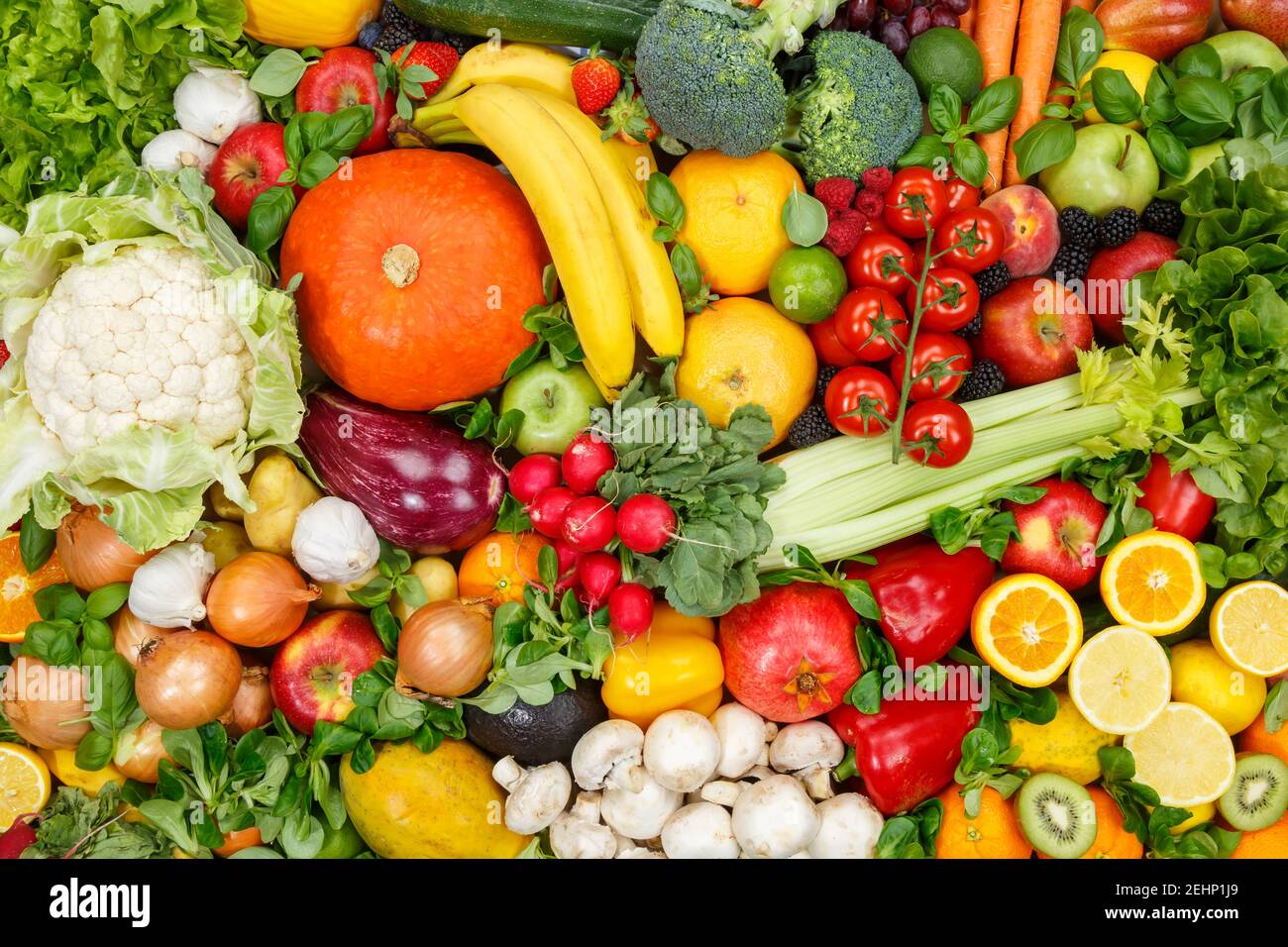 Cibo di fondo frutta e verdura raccolta mele arance pomodori frutta sfondi vegetali Foto Stock