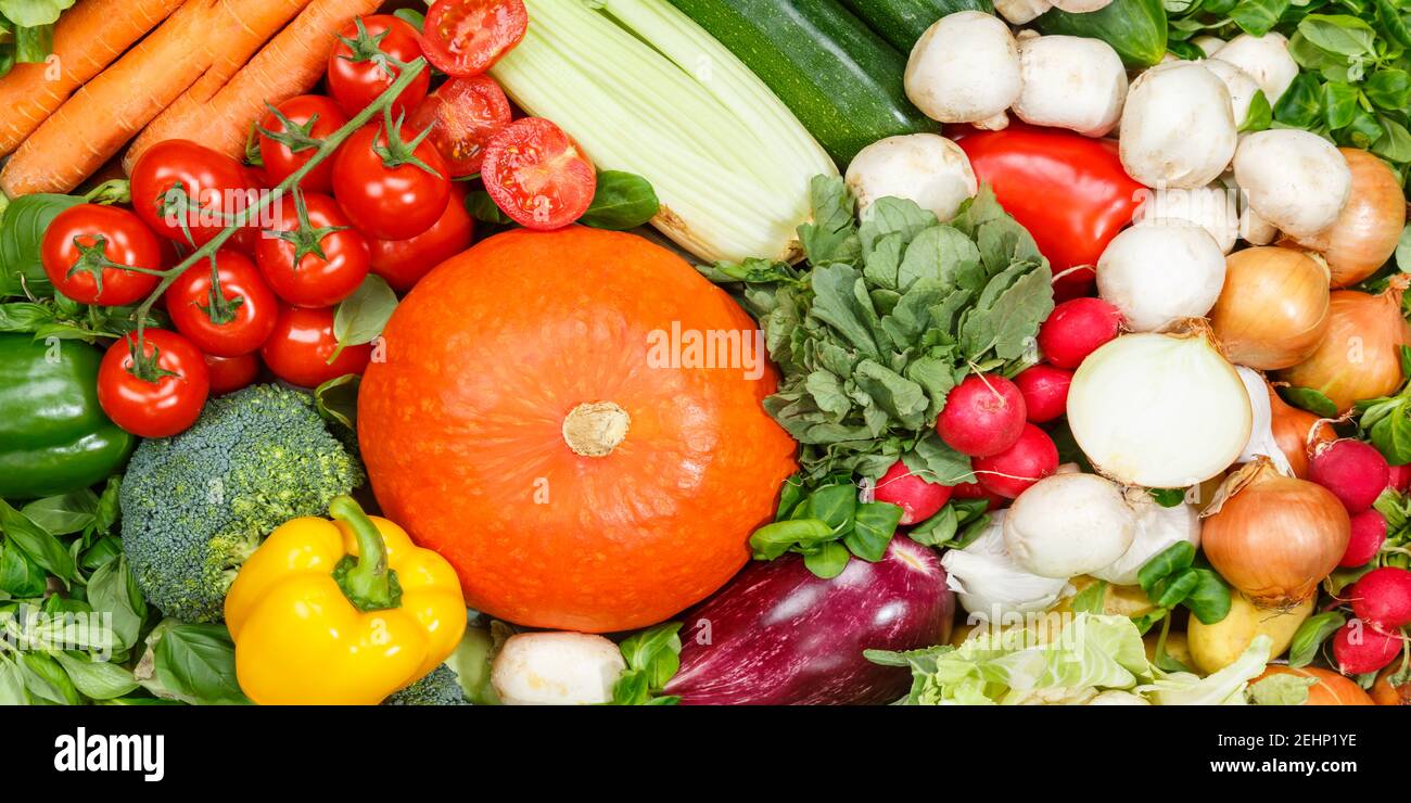 Cibo fondo verdure raccolta banner pomodori carote patate peperone sfondi vegetali Foto Stock