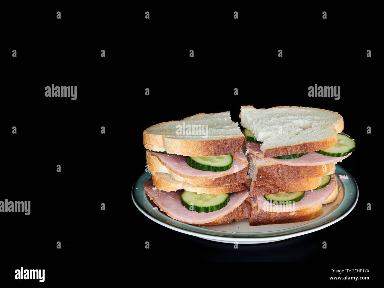 Panini con prosciutto e cetrioli su un piatto Foto Stock