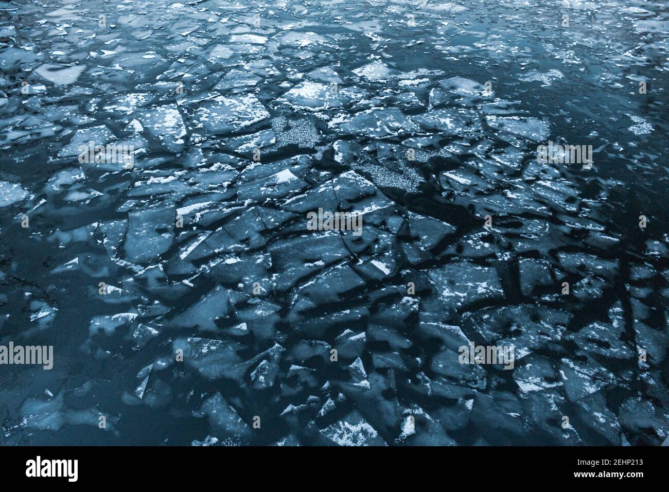 Pezzi di ghiaccio rotti da un rompighiaccio Foto Stock