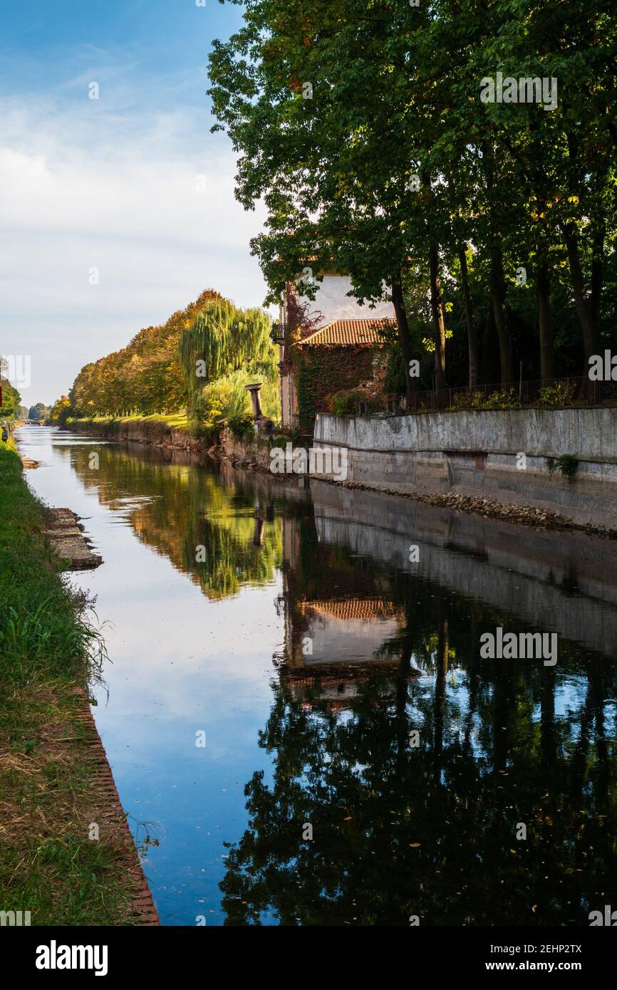 Si intravede lungo il lungomare che si snoda lungo il Naviglio Grande a Robecco sul Naviglio, Milano, Lombardia, Italia Foto Stock