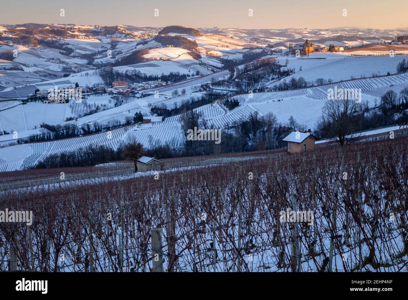 Tramonto sul Castello di la volta in inverno da la Morra. Barolo, regione vinicola Barolo, Langhe, Piemonte, Italia, Europa. Foto Stock