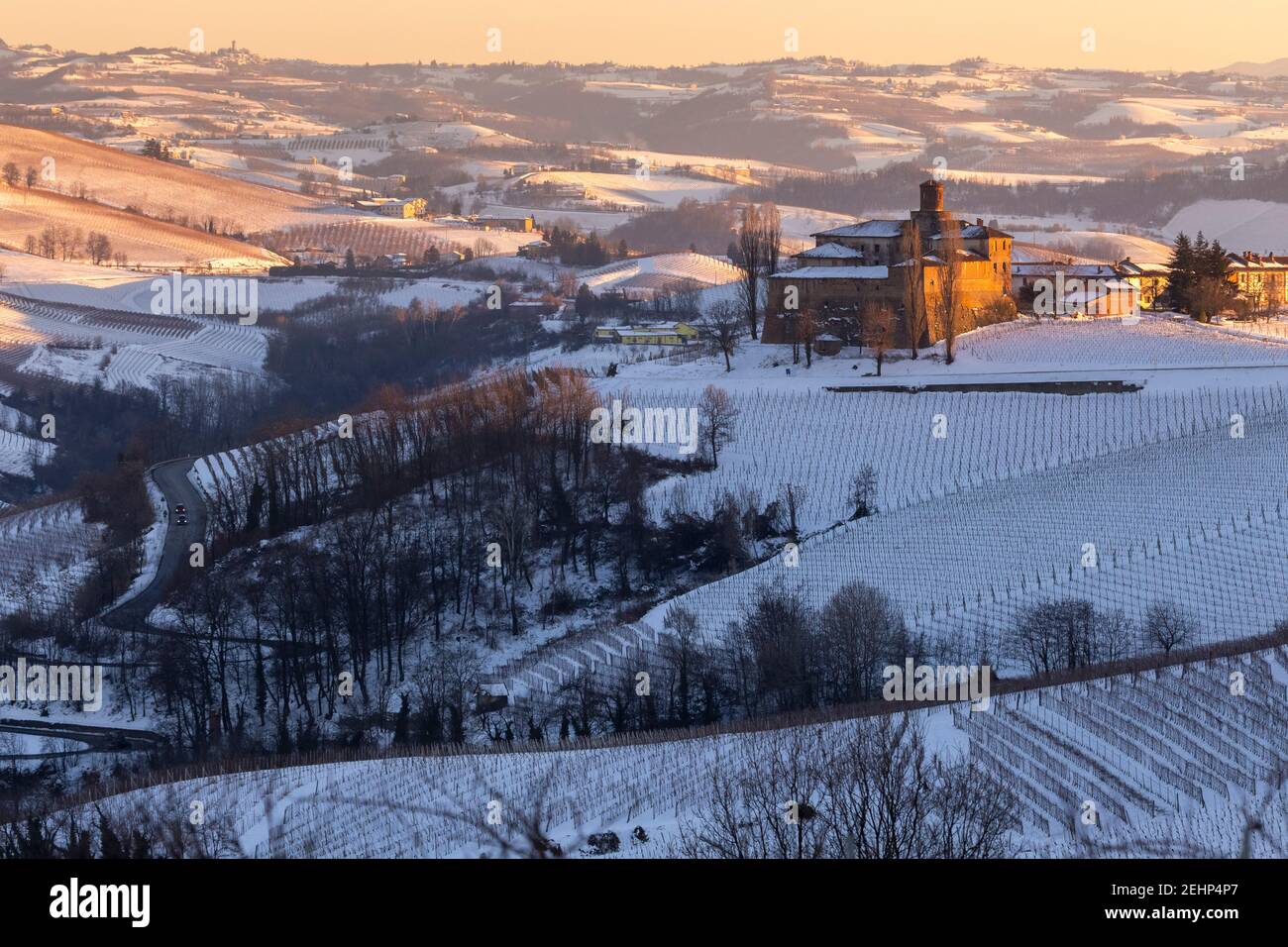 Tramonto sul Castello di la volta in inverno da la Morra. Barolo, regione vinicola Barolo, Langhe, Piemonte, Italia, Europa. Foto Stock