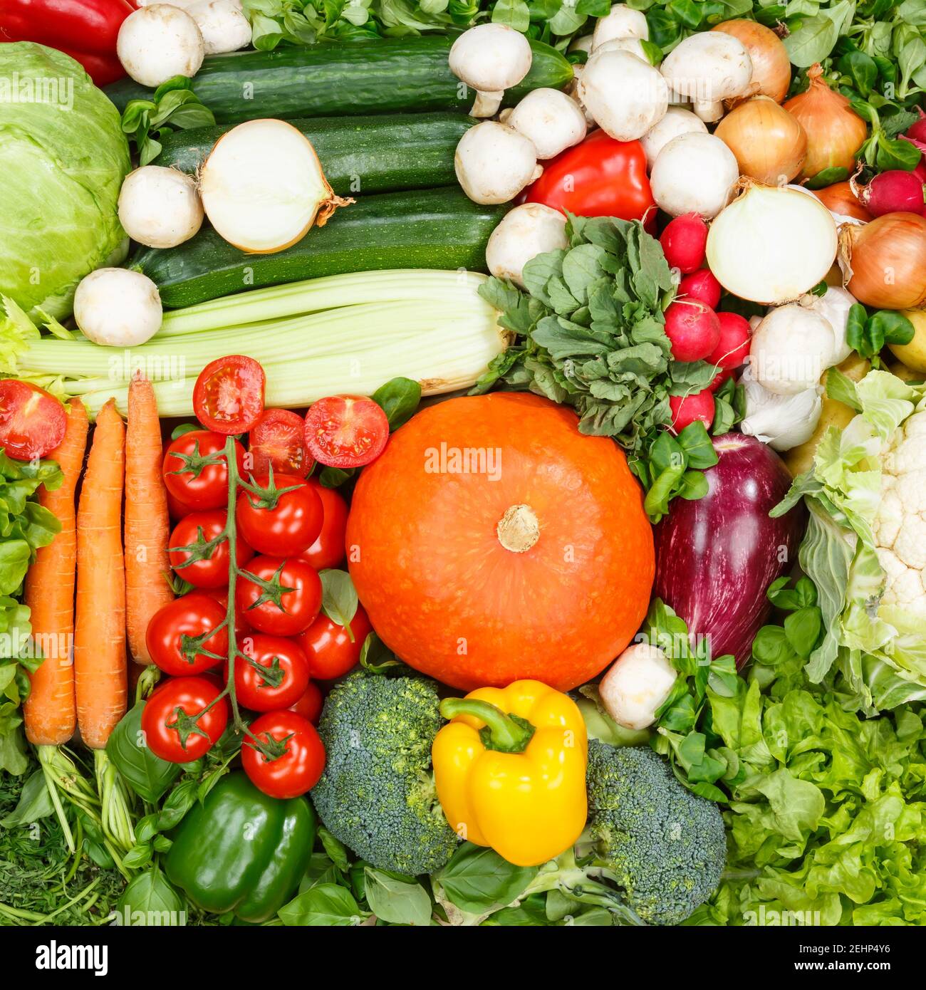 Cibo fondo verdure raccolta pomodori quadrati carote patate peperone sfondi vegetali Foto Stock