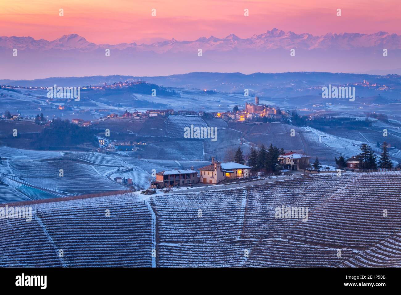 Vista della città e del castello di Castiglione Falletto da Serralunga d'Alba al tramonto in inverno. Langhe, provincia di Cuneo, Piemonte, Italia. Foto Stock