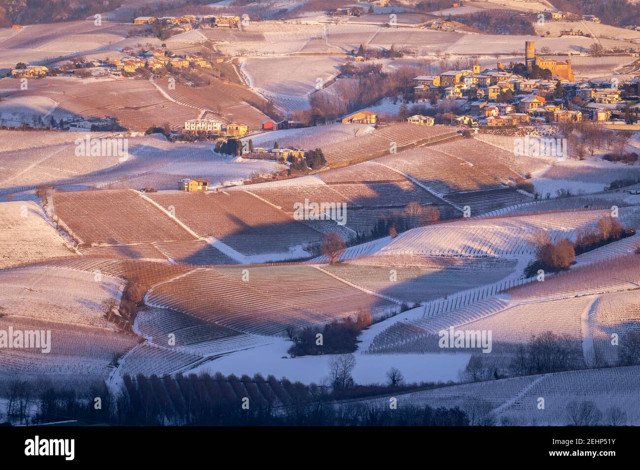 Vista della città e del castello di Castiglione Falletto da la Morra al tramonto in inverno. Langhe, provincia di Cuneo, Piemonte, Italia. Foto Stock