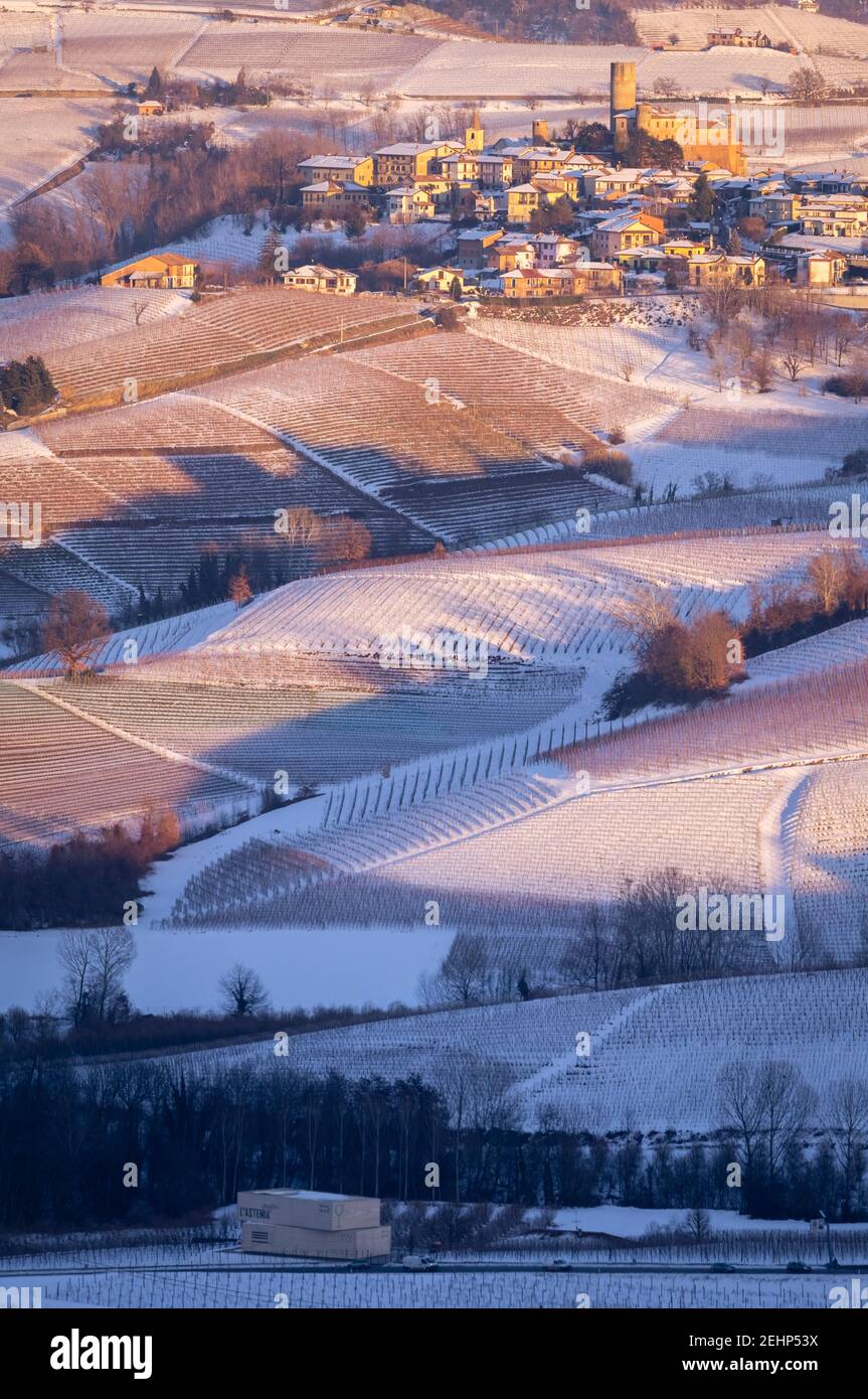 Vista della città e del castello di Castiglione Falletto da la Morra al tramonto in inverno. Langhe, provincia di Cuneo, Piemonte, Italia. Foto Stock