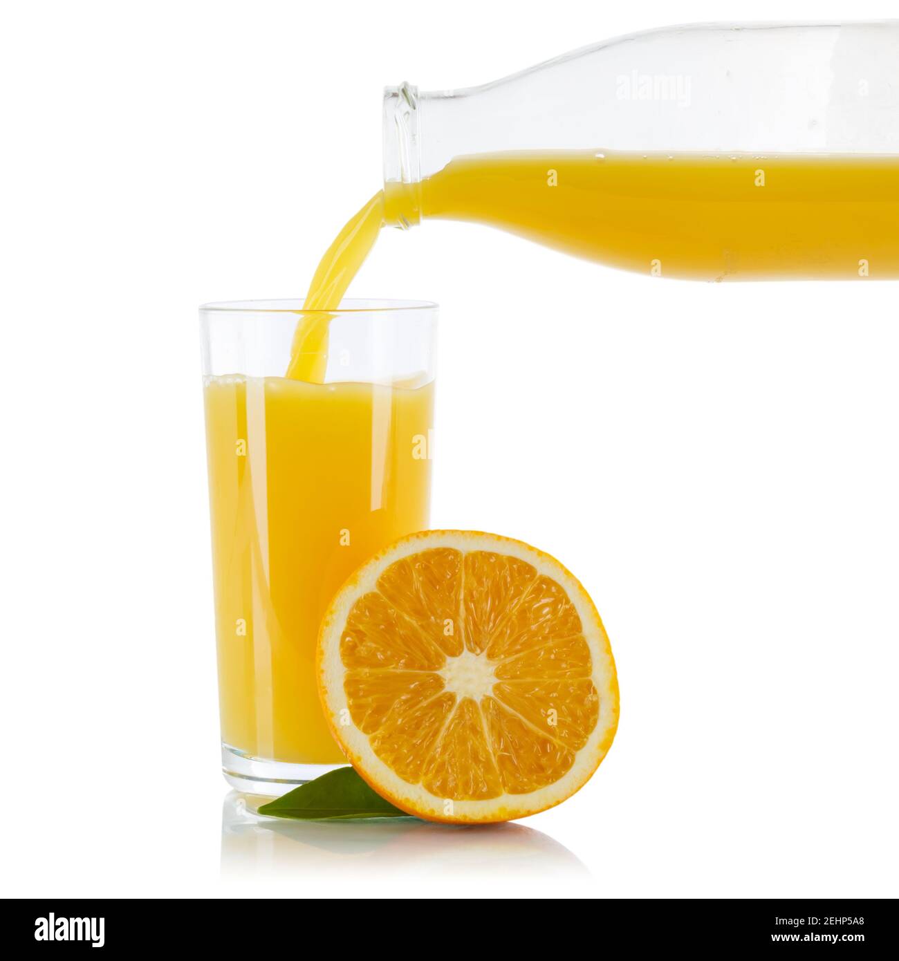 Succo di frutta arancio versando arance vetro quadrato isolato su un sfondo bianco Foto Stock