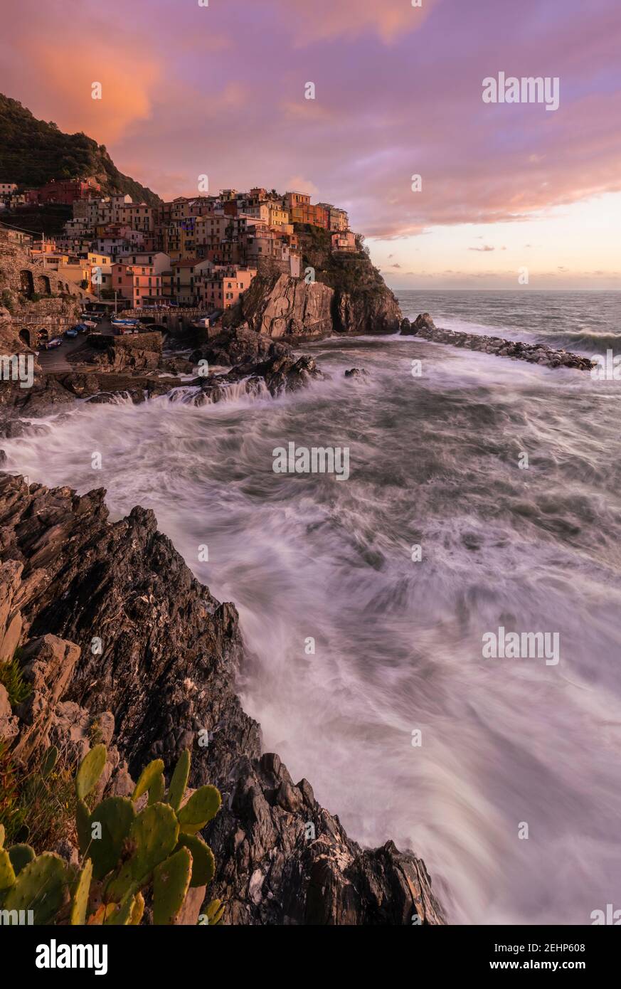 Il piccolo villaggio di Manarola al tramonto dopo una tempesta. Cinque Terre, in provincia di la Spezia, Liguria, Italia. Foto Stock
