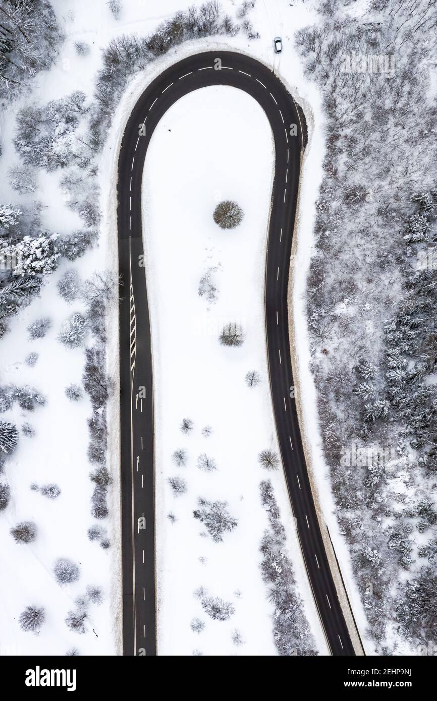 Inverno neve tortuosa strada Serpentine stagione foto aerea vista vicino Albstadt formato ritratto drone Foto Stock
