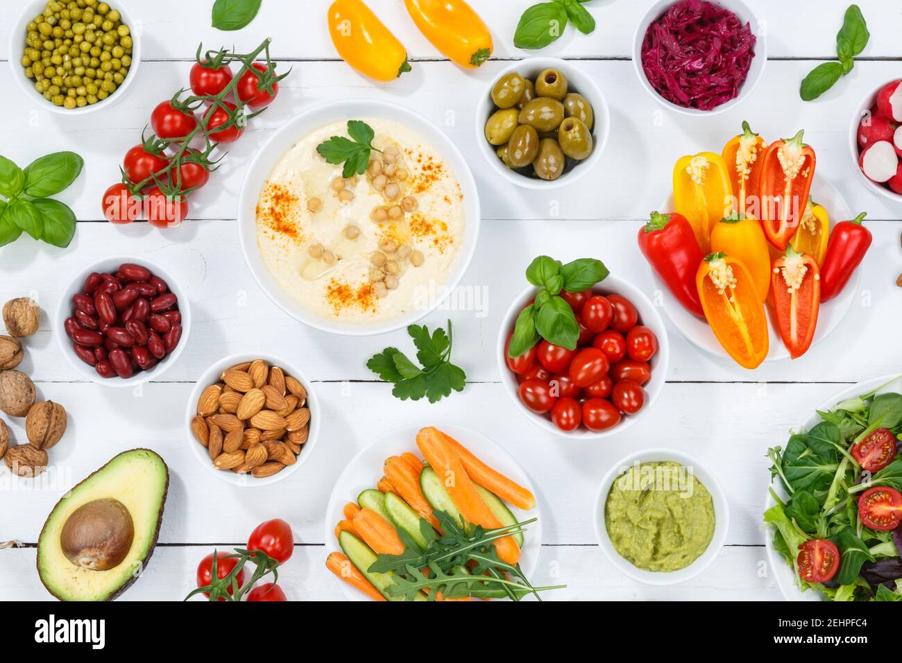 Verdure di fondo vegano sano pulito mangiare cibo organico su un asse di legno Foto Stock