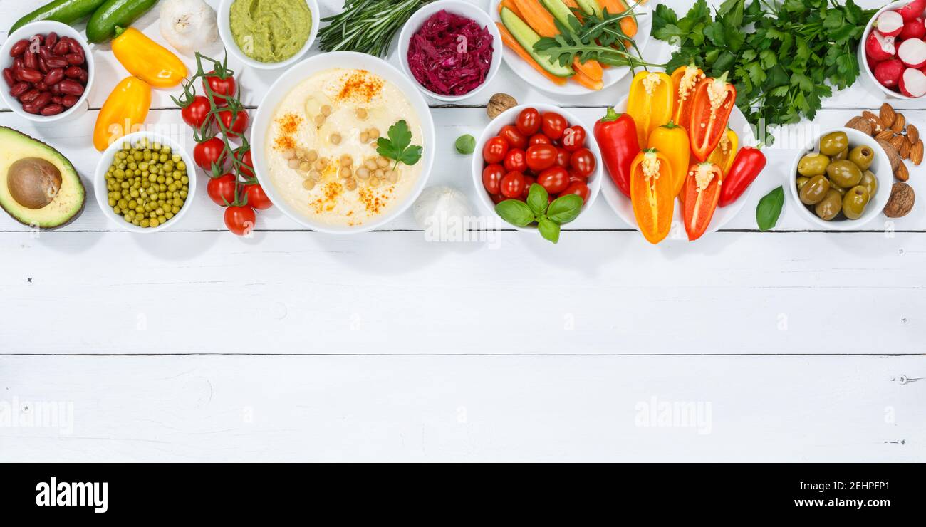 Vegetali sfondo sano vegan pulito mangiare cibo organico copyspace copia spazio su un banner in legno Foto Stock
