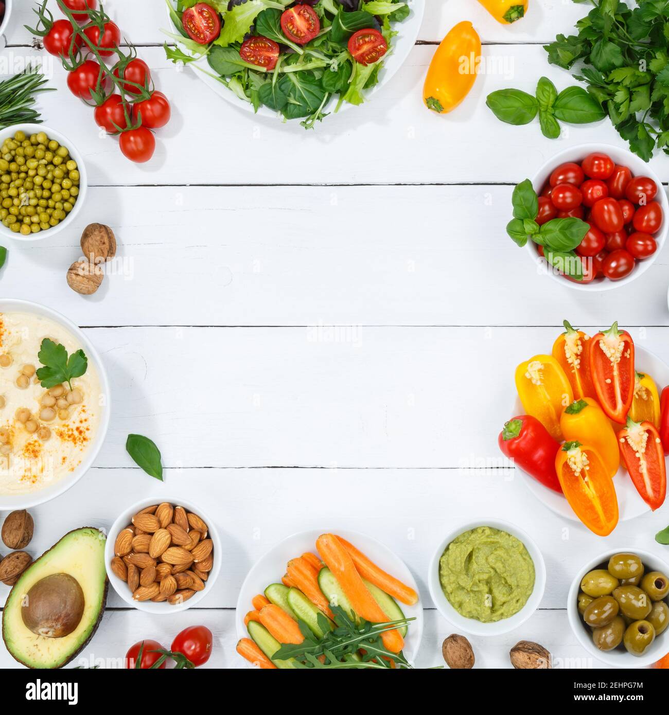 Vegetali sfondo sano vegan pulito mangiare superfood copyspace spazio copia cibo biologico su una piazza di legno Foto Stock