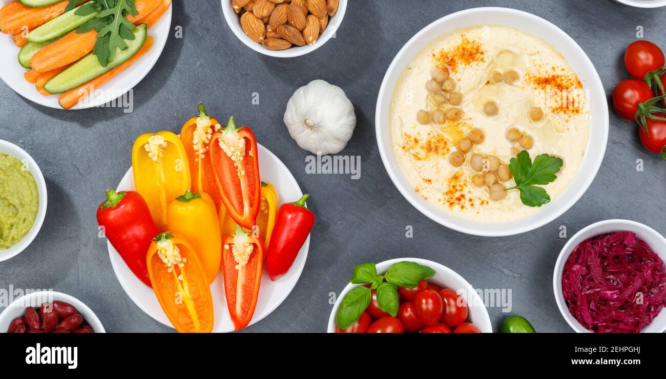 Verdure di fondo vegano sano pulito mangiare cibo organico su un banner su tavola di ardesia Foto Stock