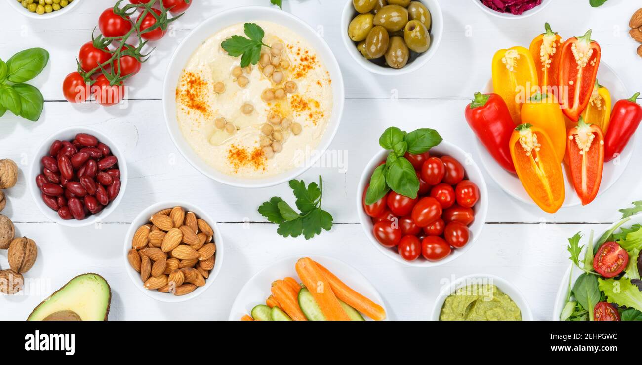 Verdure di fondo vegano sano pulito mangiare cibo organico su un striscione in legno Foto Stock