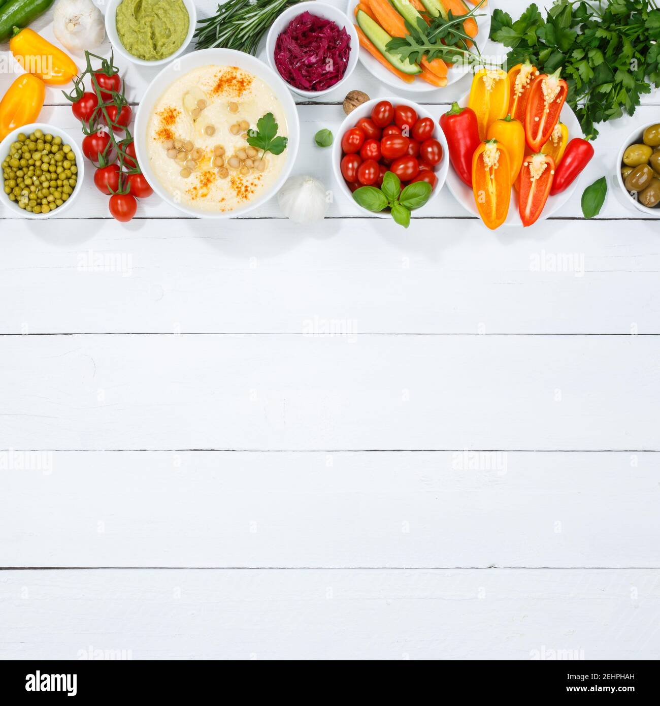 Vegetali sfondo sano vegan pulito mangiare copyspace copia spazio organico cibo su una piazza di legno Foto Stock