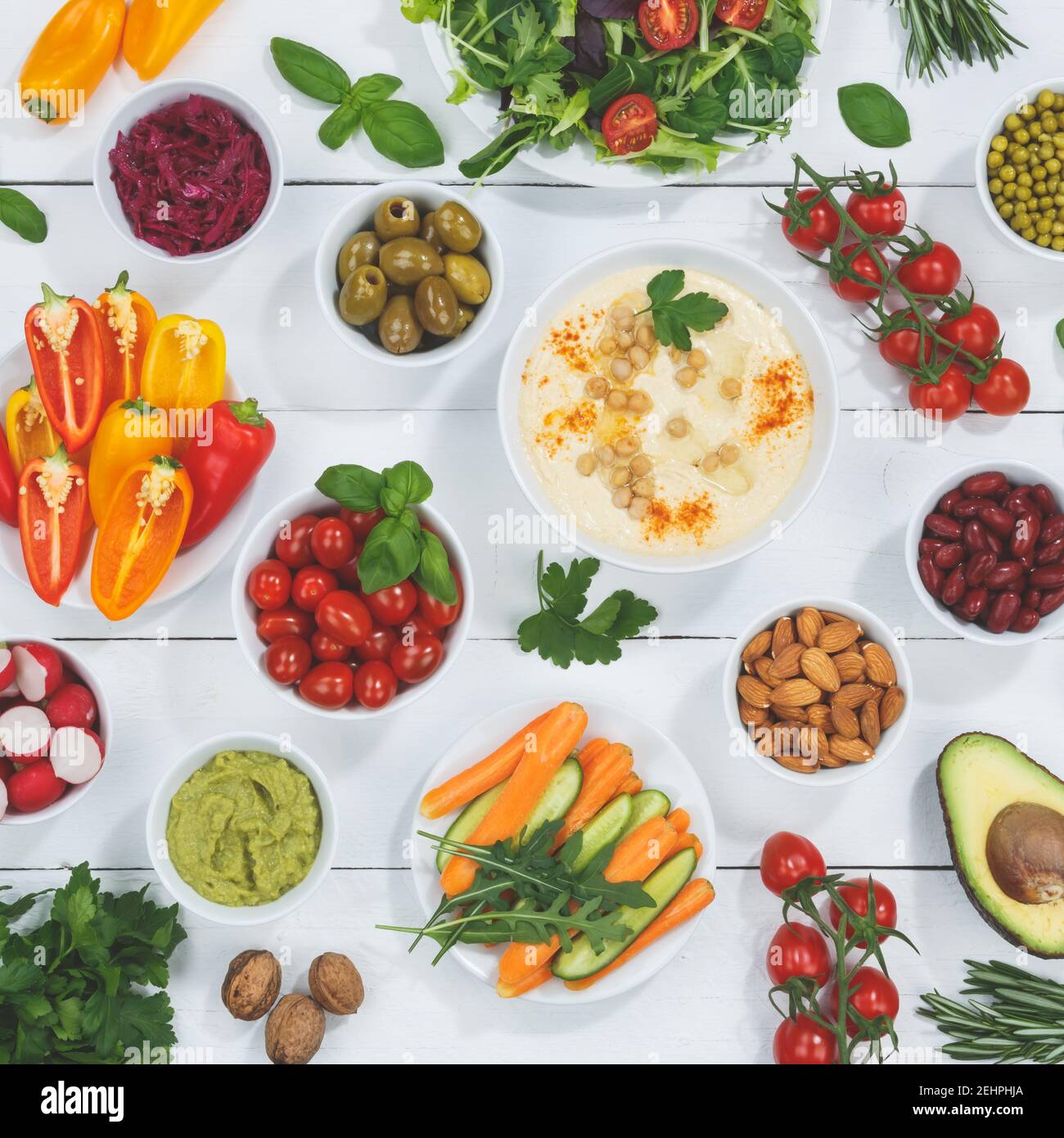 Cibo vegano verdure sfondo sano organico su una tavola di legno quadrato Foto Stock