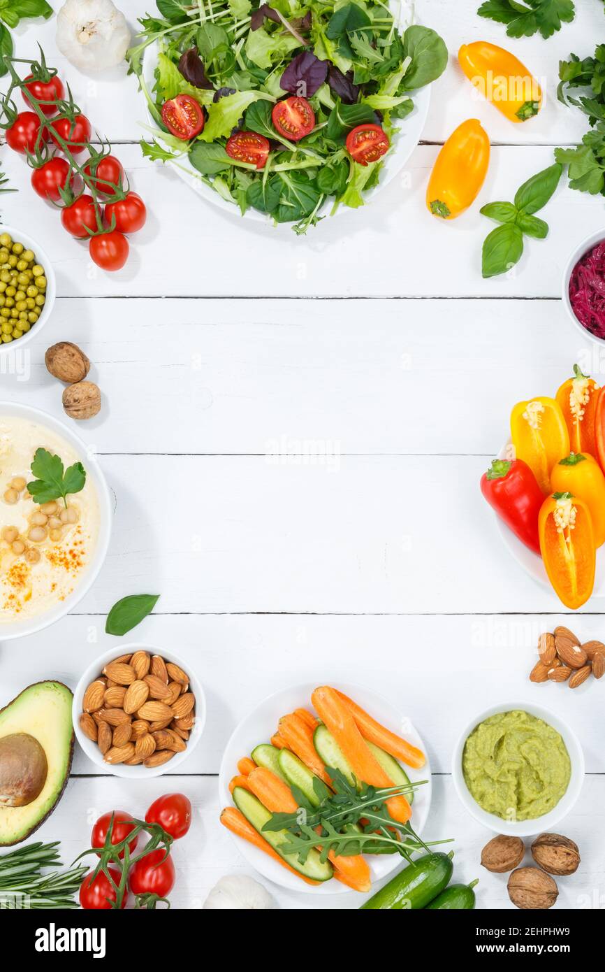 Verdure sfondo vegano sano pulito mangiare cibo organico superfood copyspace spazio di copia su una tavola in legno in formato verticale Foto Stock