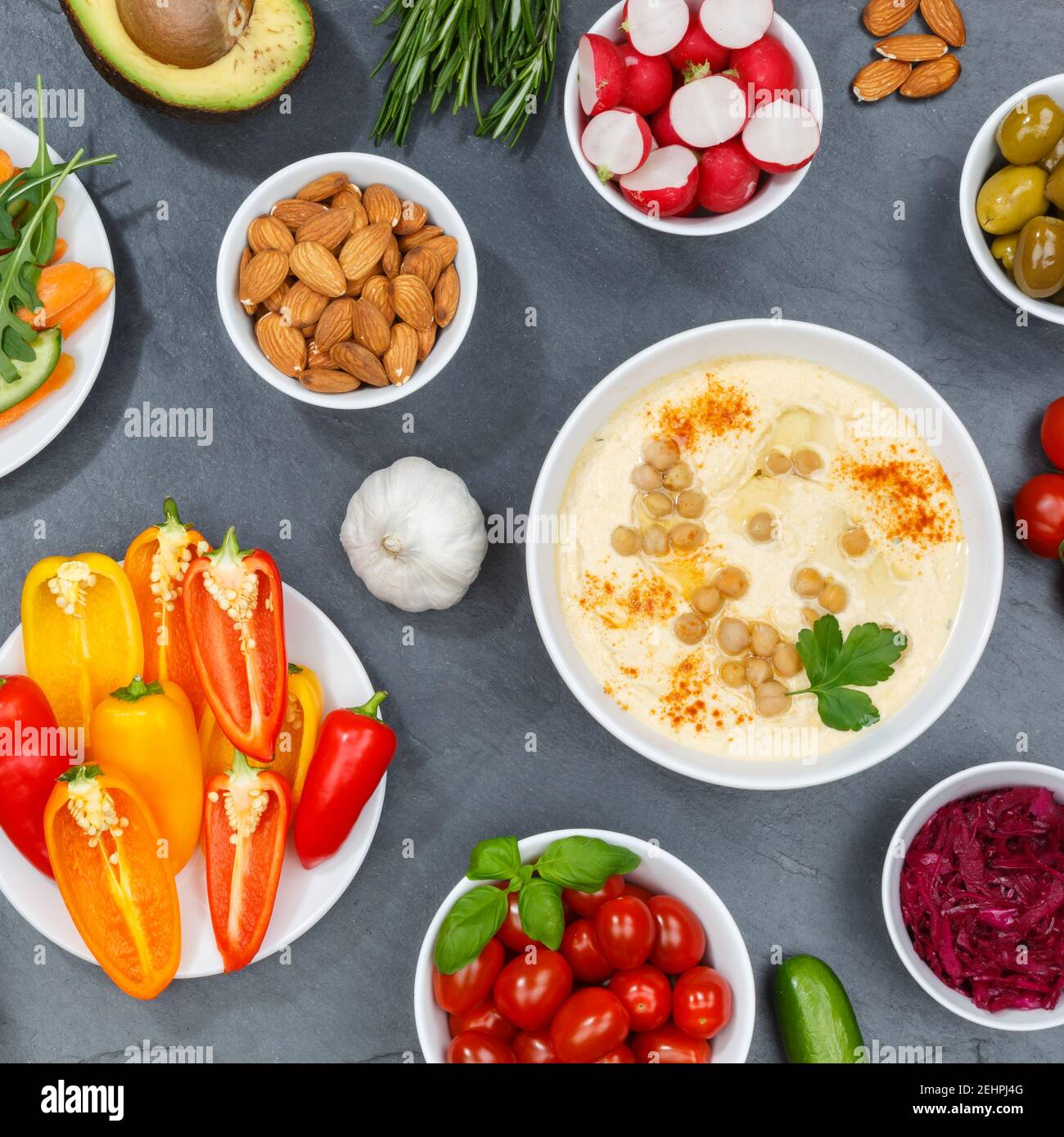 Verdure di fondo vegano sano pulito mangiare cibo organico su un tavola di ardesia quadrata Foto Stock