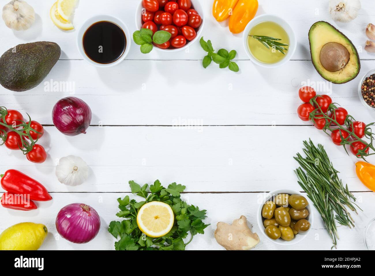 Gesunde vegane Ernährung vegan gesund Hintergrund bio Textfreiraum CopySpace Clean Mangiare Essen auf Holzbrett Foto Stock