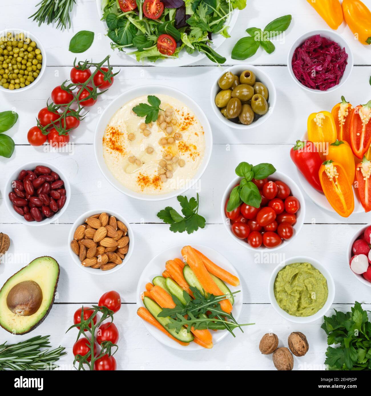 Verdure di fondo vegano sano pulito mangiare cibo organico su un tavola di legno quadrata Foto Stock