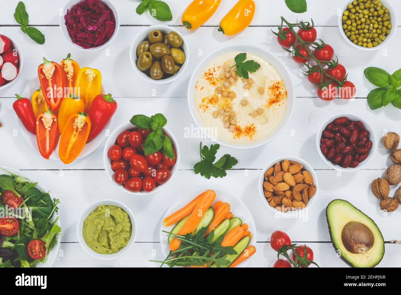 Cibo vegano verdure sfondo sano organico su una tavola di legno moody Foto Stock