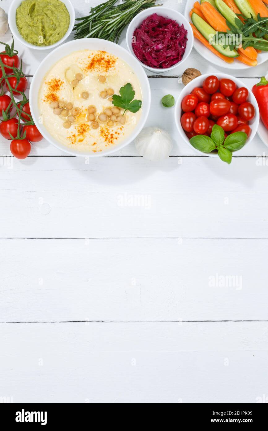 Vegetali sfondo sano vegan pulito mangiare cibo organico copyspace copia spazio su tavola in legno in formato verticale Foto Stock