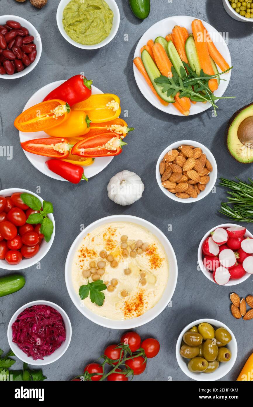 Verdure di fondo vegano sano pulito mangiare cibo organico su un formato verticale ardesia Foto Stock