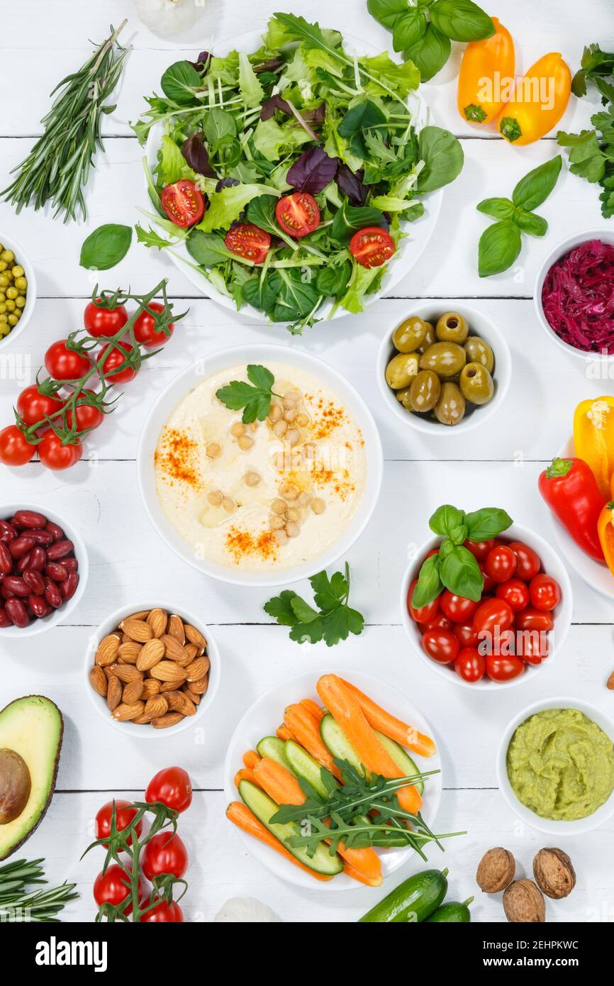 Verdure di fondo vegano sano pulito mangiare cibo organico su un tavola in legno formato verticale Foto Stock