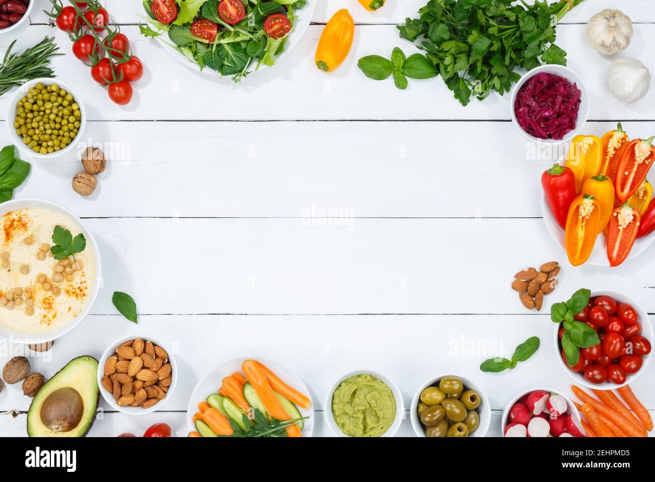 Verdure di fondo vegano sano pulito mangiare superfood cibo organico copyspace spazio per la copia su una tavola di legno Foto Stock