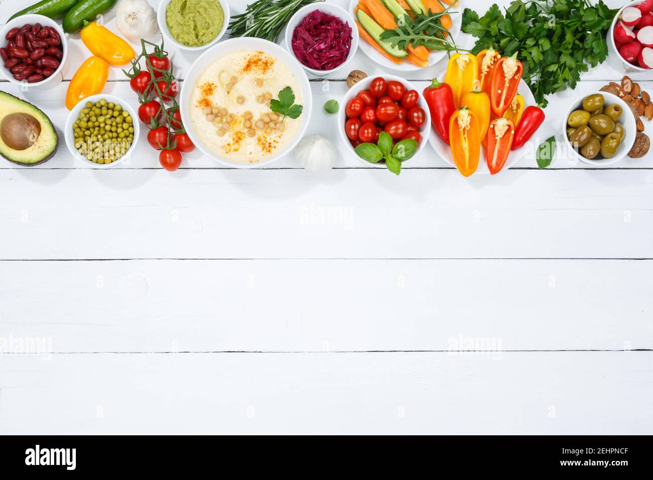 Vegetali sfondo sano vegan pulito mangiare cibo organico copyspace copia spazio su una tavola di legno Foto Stock