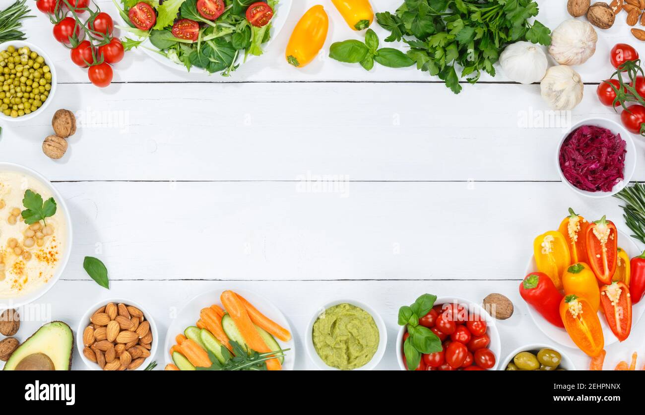 Verdure sfondo vegano sano pulito mangiare cibo organico superfood copyspace spazio di copia su un banner di legno Foto Stock