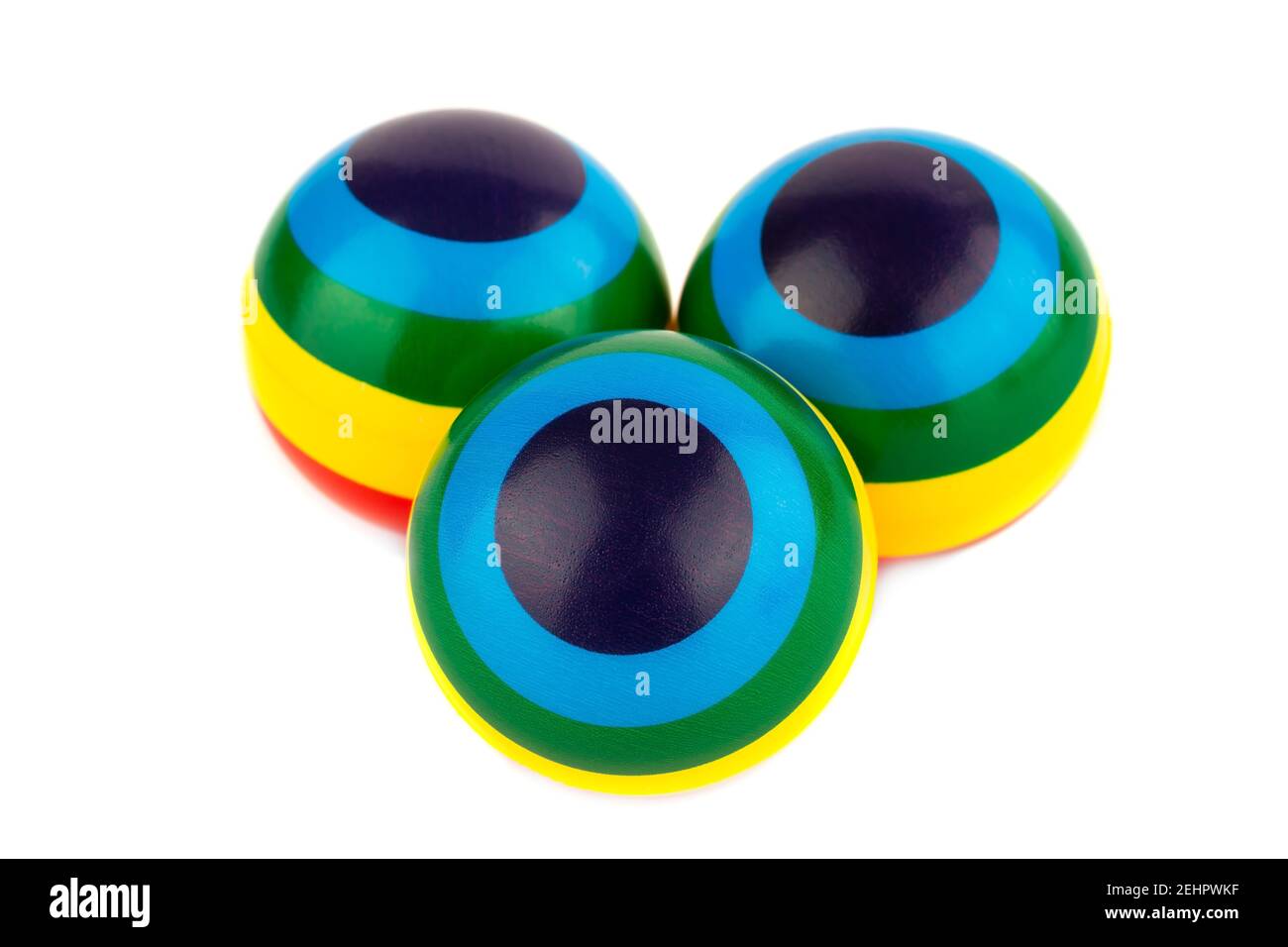 Tre palline colorate a righe di gomma isolate su sfondo bianco. Foto Stock