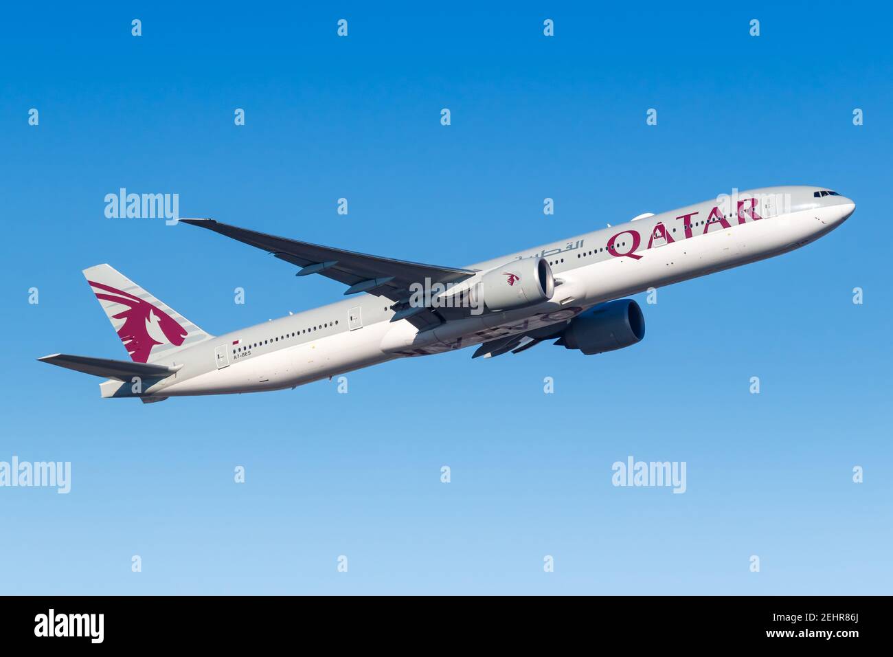 Francoforte, Germania - 13 febbraio 2021: Aereo Qatar Airways Boeing 777-300ER all'aeroporto di Francoforte (fra) in Germania. Foto Stock