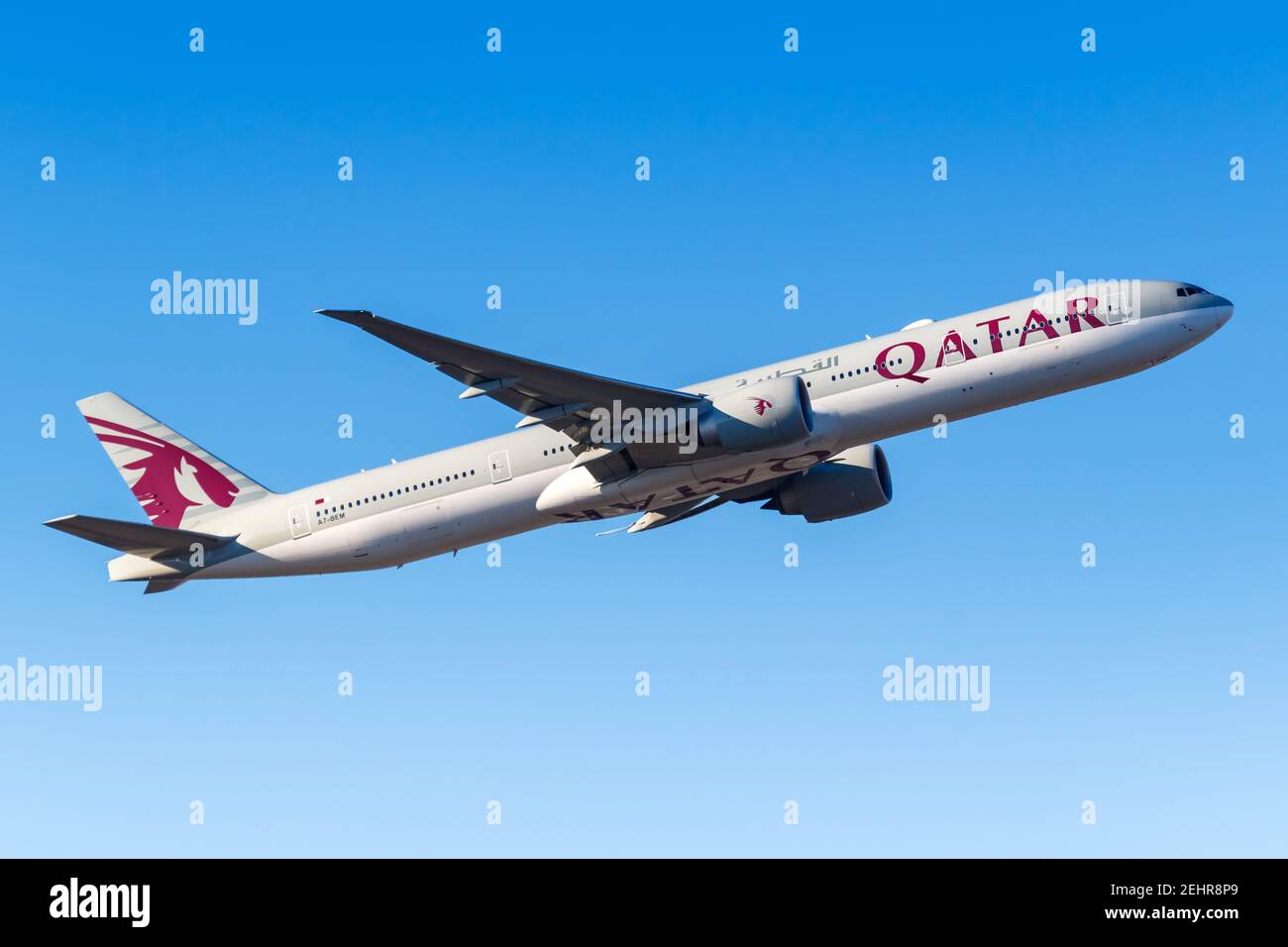 Francoforte, Germania - 13 febbraio 2021: Aereo Qatar Airways Boeing 777-300ER all'aeroporto di Francoforte (fra) in Germania. Foto Stock