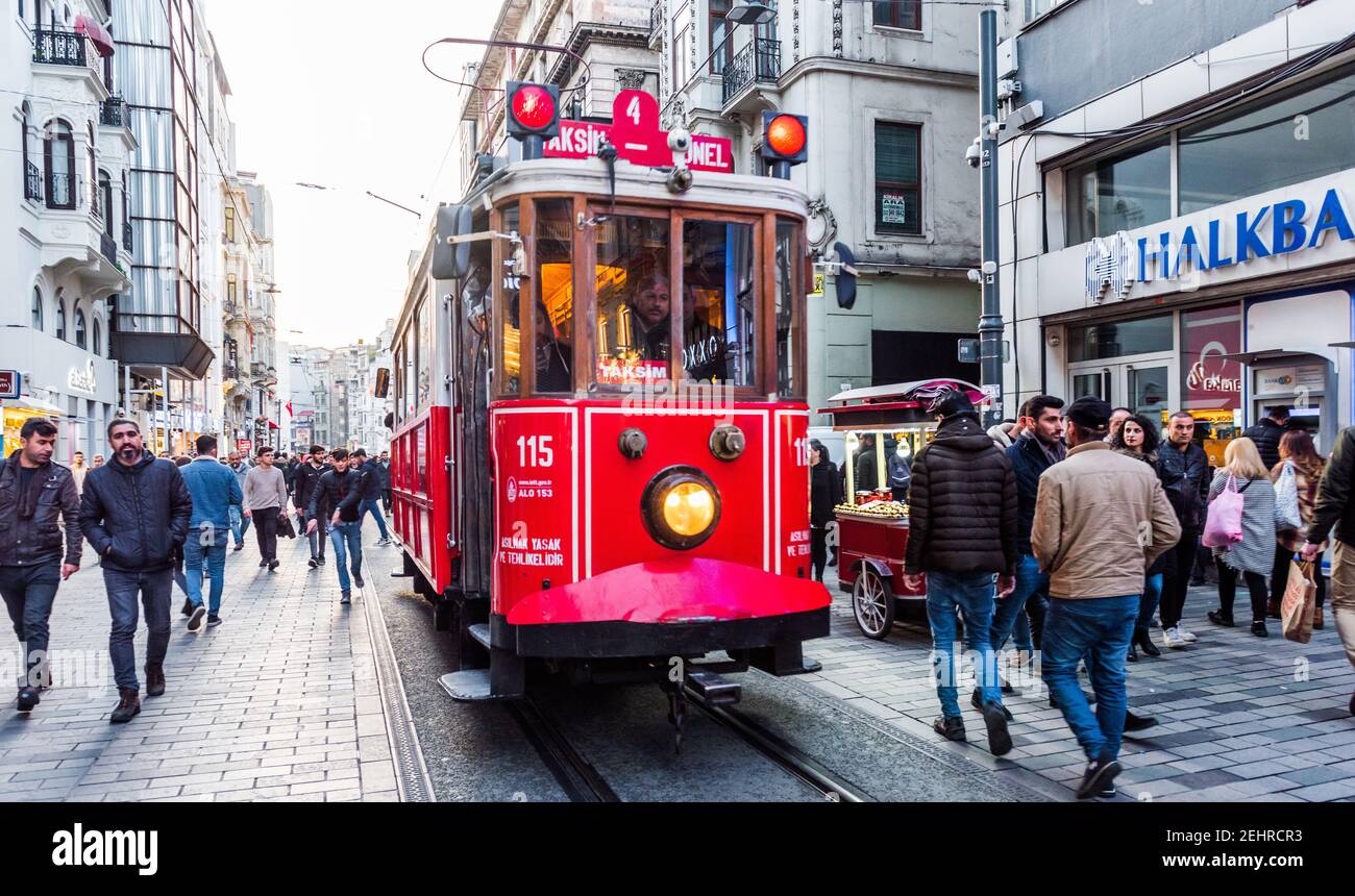 ISTANBUL, TURCHIA - 25 GENNAIO 2020: Nostalgico Red Tram di Istanbul. Tram storico in via Taksim Istiklal. Destinazione turistica popolare Taksim IST Foto Stock