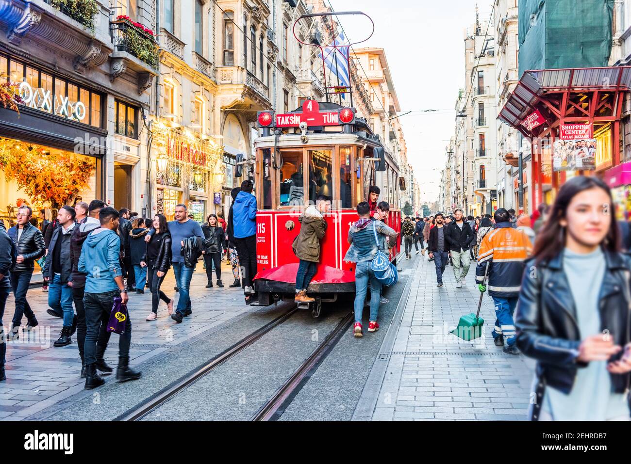 ISTANBUL, TURCHIA - 25 GENNAIO 2020: Nostalgico Red Tram di Istanbul. Tram storico in via Taksim Istiklal. Destinazione turistica popolare Taksim IST Foto Stock