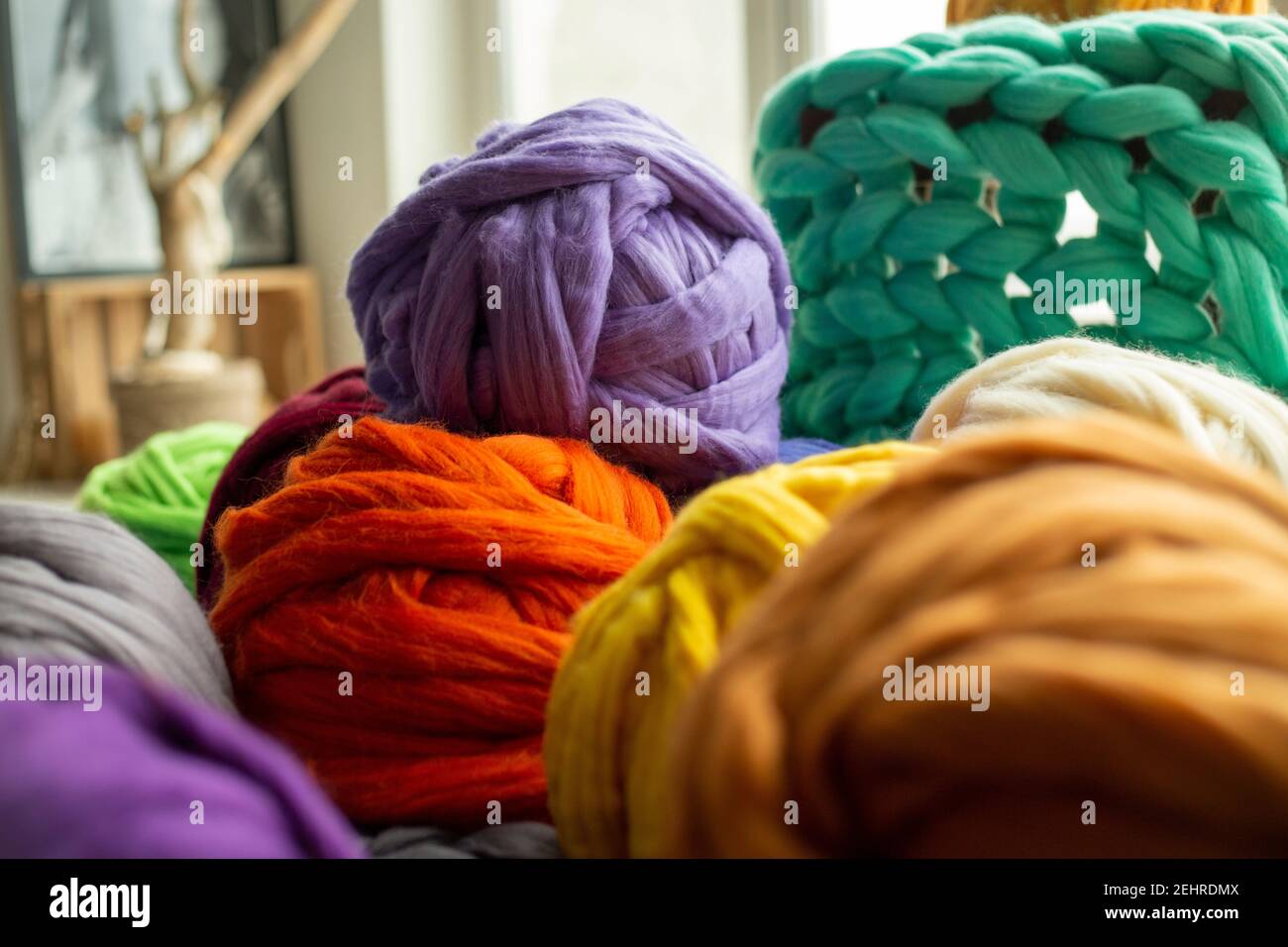 Palline merino colorate per la lavorazione a maglia da vicino e plaid Foto Stock
