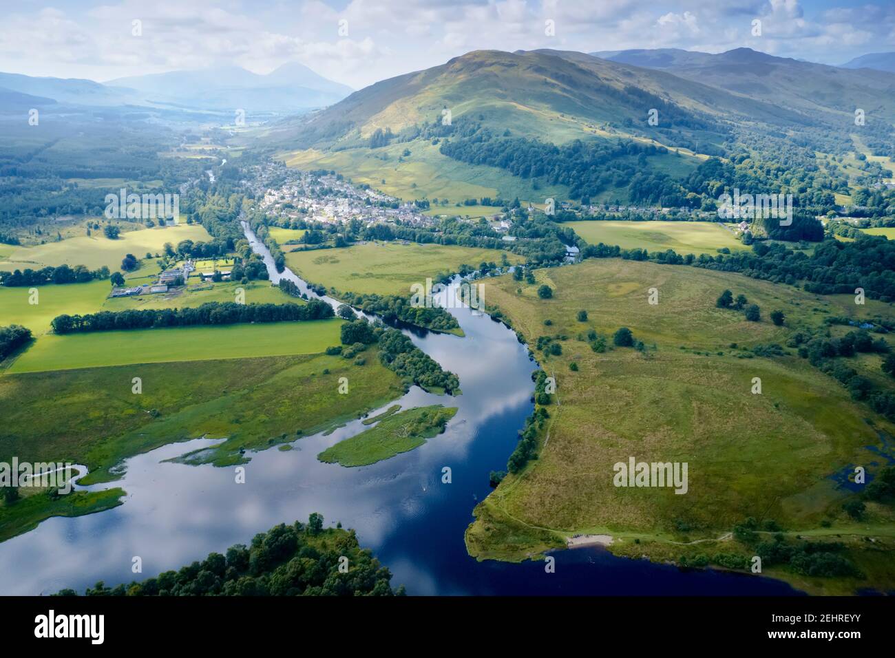 Loch Tay vista aerea durante l'estate e le montagne in Perthshire Foto Stock