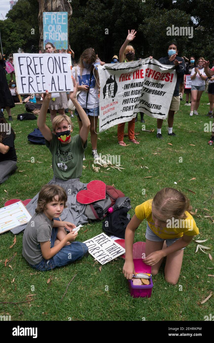Liberare il raduno dei rifugiati tenutosi a Melbourne, Australia, per fare pressione sul governo australiano affinché liberi tutti i rifugiati detenuti dal governo. Foto Stock