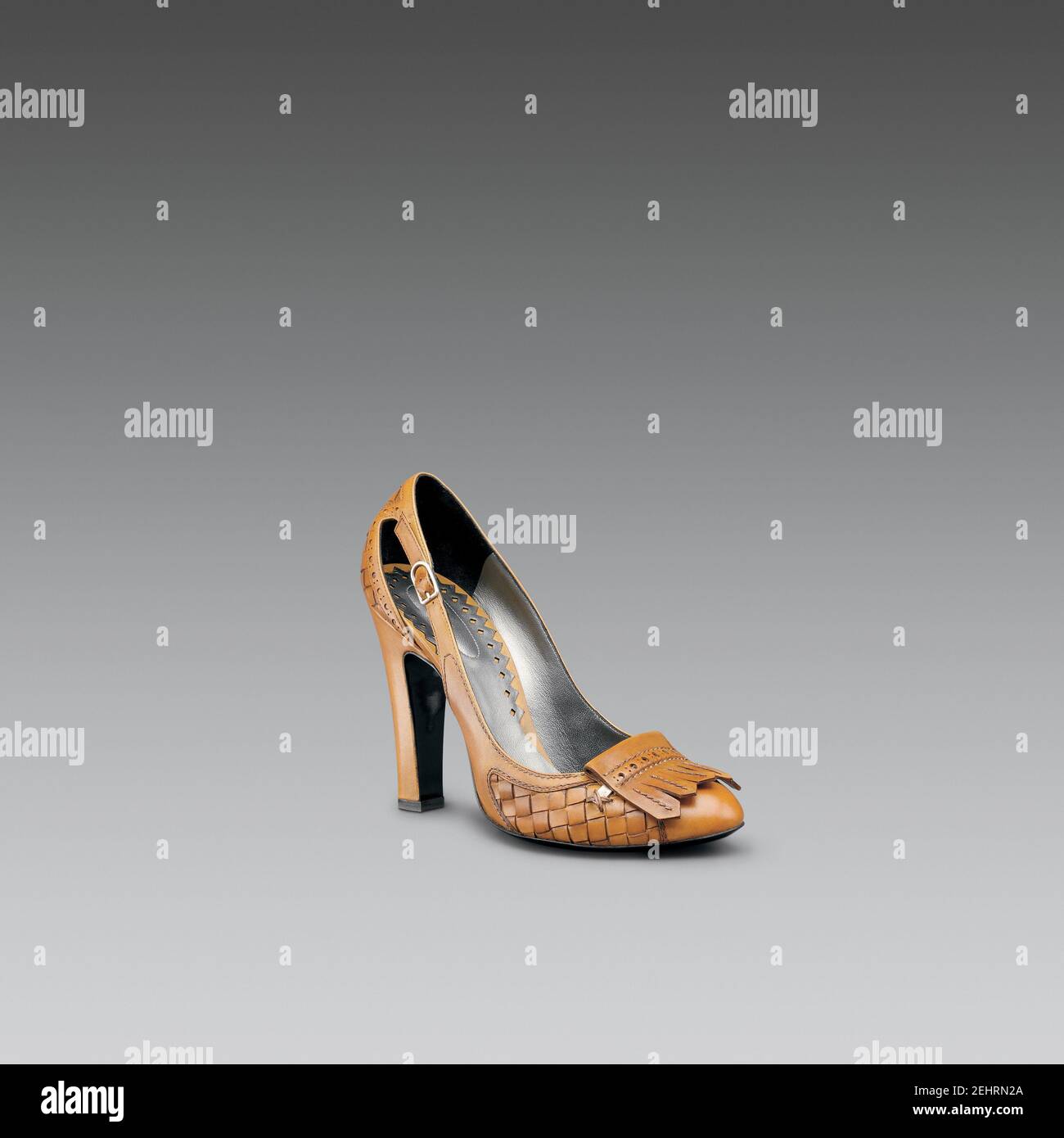 Scarpe eleganti da donna con tacco. Scatto in studio Foto stock - Alamy