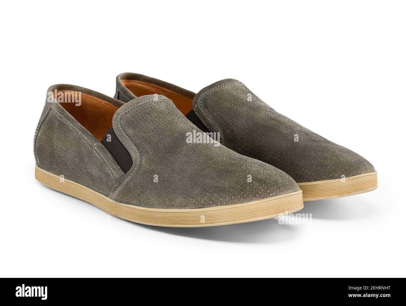 Paio di scarpe mocassino marrone camoscio da uomo con suola in gomma bianca.  Isolato su bianco. Scatto in studio Foto stock - Alamy