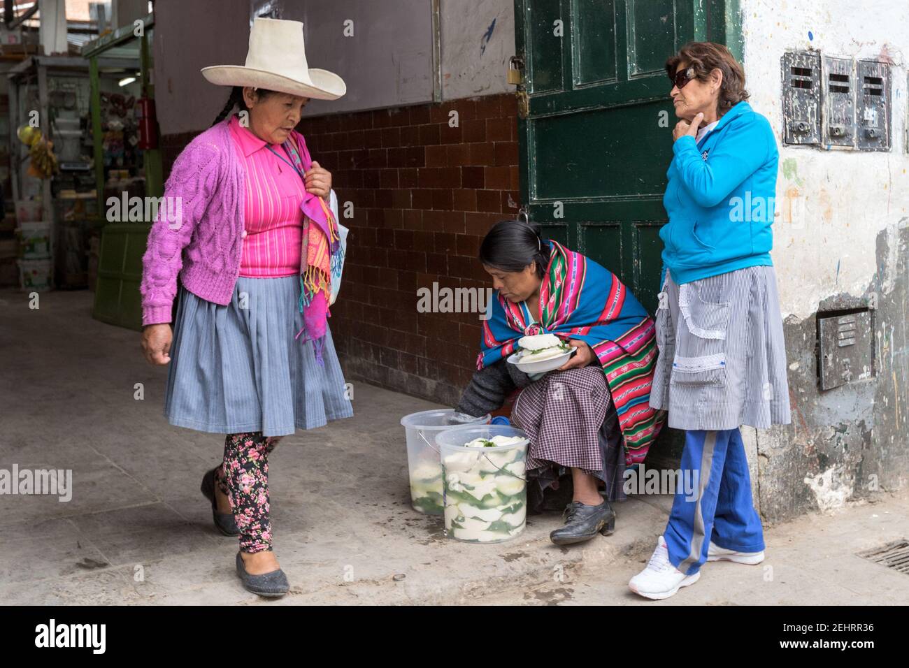 Vendita di formaggio locale e abito tradizionale e Sombrero Celendino, Cajamarca città, Perù Foto Stock