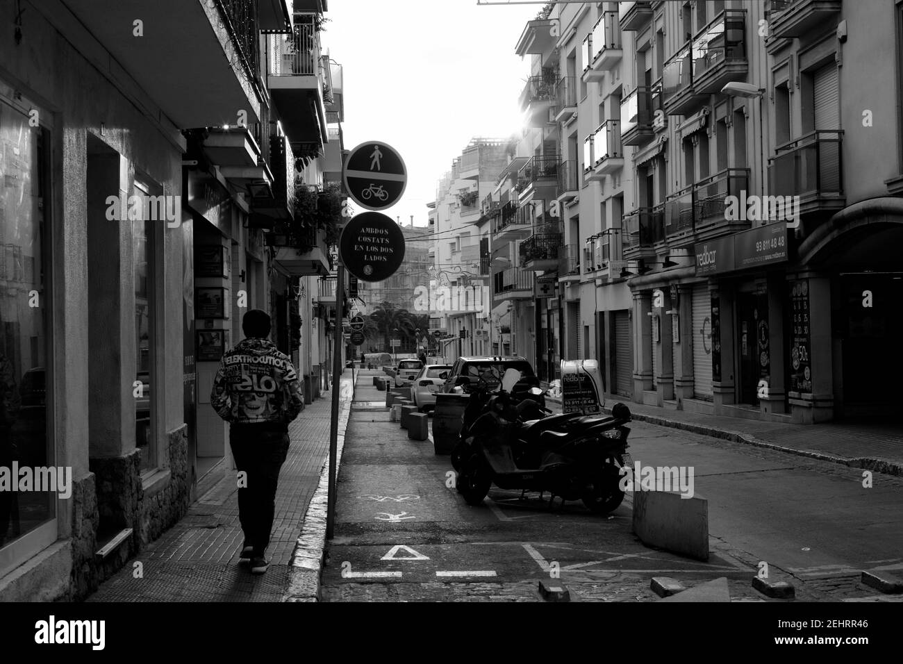 Foto in bianco e nero di una strada solitaria a Sitges Spagna Foto Stock